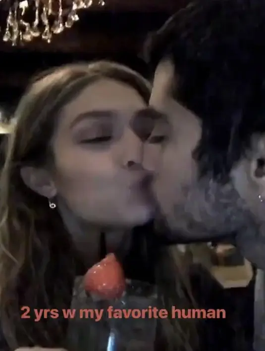 Seperti yang dilansir dari People, kabarnya Gigi membuat video di instastory dan sedang berciuman dengan sang kekasih. Dalam video tersebut tertera tulisan, “2 tahun bersama kesayanganku”. (Instagram/gigihadid)