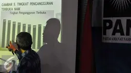 Wakil Ketua Umum DPP PAN, Didik J Rachbini saat menjadi pembicara dalam diskusi yang bertajuk "Krisis Ekonomi, Pengangguran dan Solusinya (Visi Pan)" di Kantor DPP PAN, Jakarta, Rabu (9/9/2015). (Liputan6.com/Andrian M Tunay)