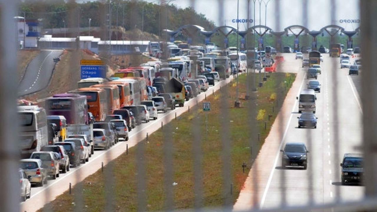 Brimob bersenjata laras panjang amankan arus mudik di Tol Cipali