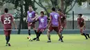 Pemain Persija, Asri Akbar(tengah) saat latihan resmi jelang laga kedua Semifinal Zona Asia Tenggara Piala AFC 2018 di Lapangan A Kompleks GBK, Jakarta, Senin (14/5). Persija akan menjamu Home United, Selasa (15/5). (Liputan6.com/Helmi Fithriansyah)