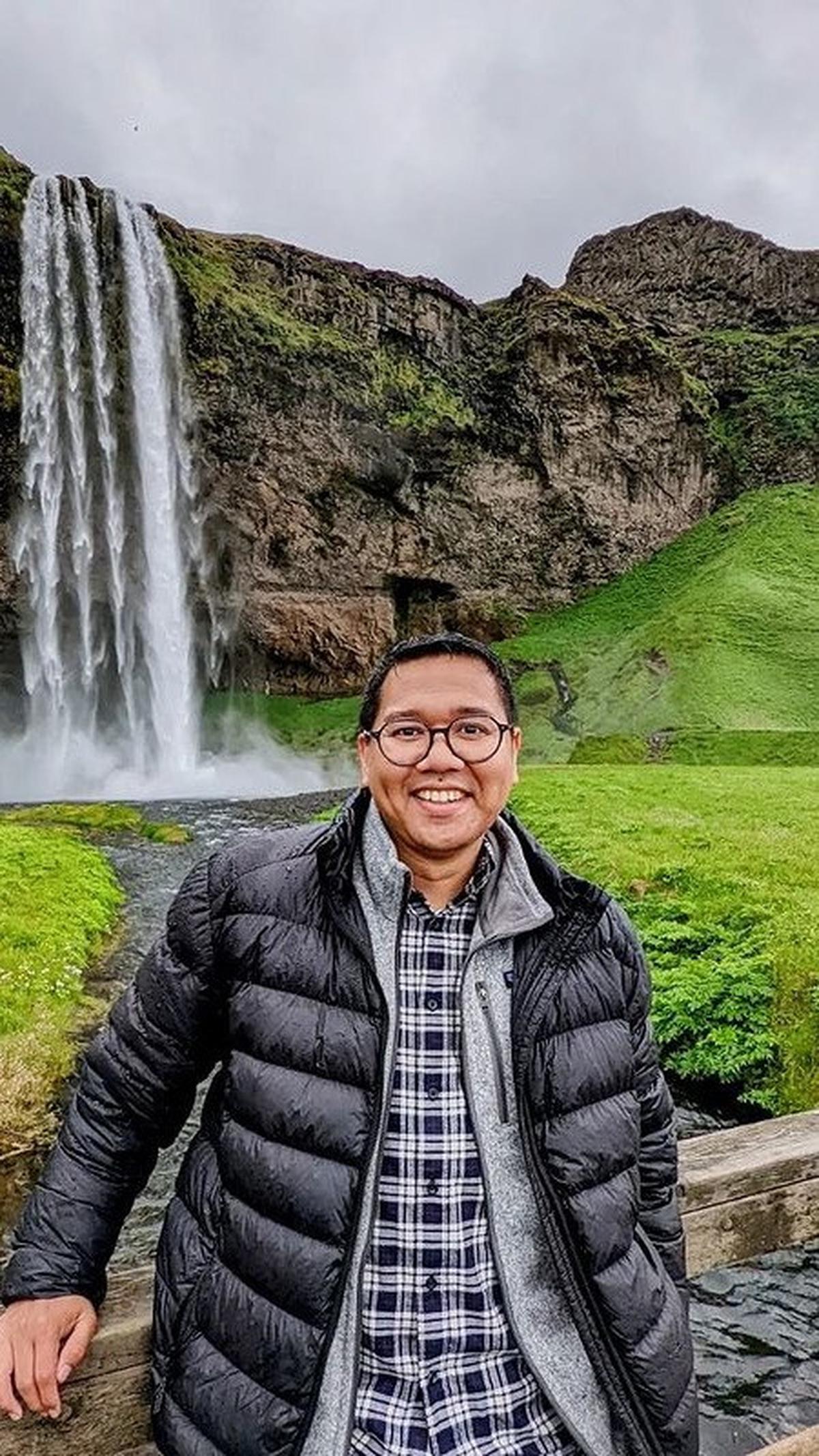 Berkat kegigihannya di berbagai bidang, Iman mendapat banyak penghargaan. Laki-laki berkacamata ini diketahui pernah mendapat penghargaan Indonesian Young Leader Award dan penghargaan Mondialogo Junior Ambassador.