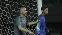 Kiper Indonesia, Satria Tama, bersama pelatih kiper, Eduardo Perez Moran saat latihan jelang laga melawan Fiji di Stadion Patriot, Bekasi, Kamis, (31/8/2017). Indonesia akan menjalani laga Persahabatan melawan Fiji. (Bola.com/M. Iqbal Ichsan)