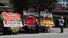 Sejumlah karangan bunga untuk pernikahan Kahiyang-Bobby menghiasi di sepanjang jalan menuju Gedung Graha Saba di Solo, Senin (6/11). Pernikahan putri Presiden Joko Widodo tersebut akan berlangsung pada Rabu (8/11) esok. (Liputan6.com/Angga Yuniar)