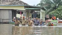 Zumi Zola meninjau lokasi banjir di Kabupaten Muarojambi. (Bangun Santoso/Liputan6.com)