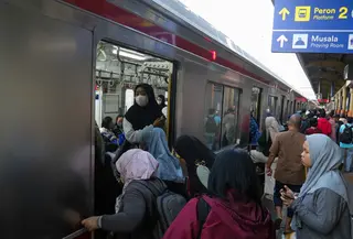 PT Kereta Api Indonesia (KAI) berencana untuk menutup operasional Stasiun Karet, Jakarta, untuk naik turun penumpang moda KRL Jabodetabek. (Liputan6.com/Herman Zakharia)