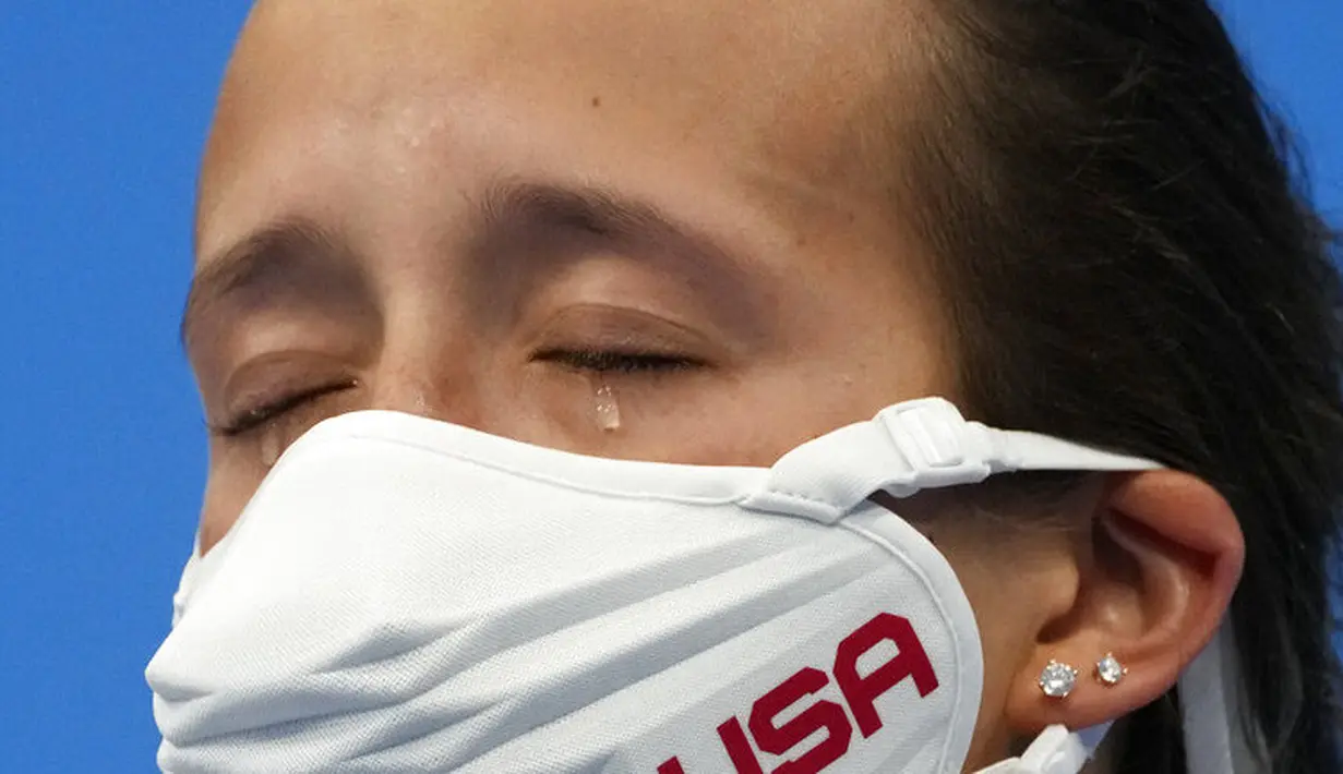 Jessica Parratto dari Amerika Serikat meneteskan air mata usai berhasil mendapatkan medali perak dalam final loncat indah 10 meter putri Olimpiade Tokyo 2020 di Tokyo Aquatics Center, Selasa (27/7/2021). (Foto: AP/Dmitri Lovetsky)