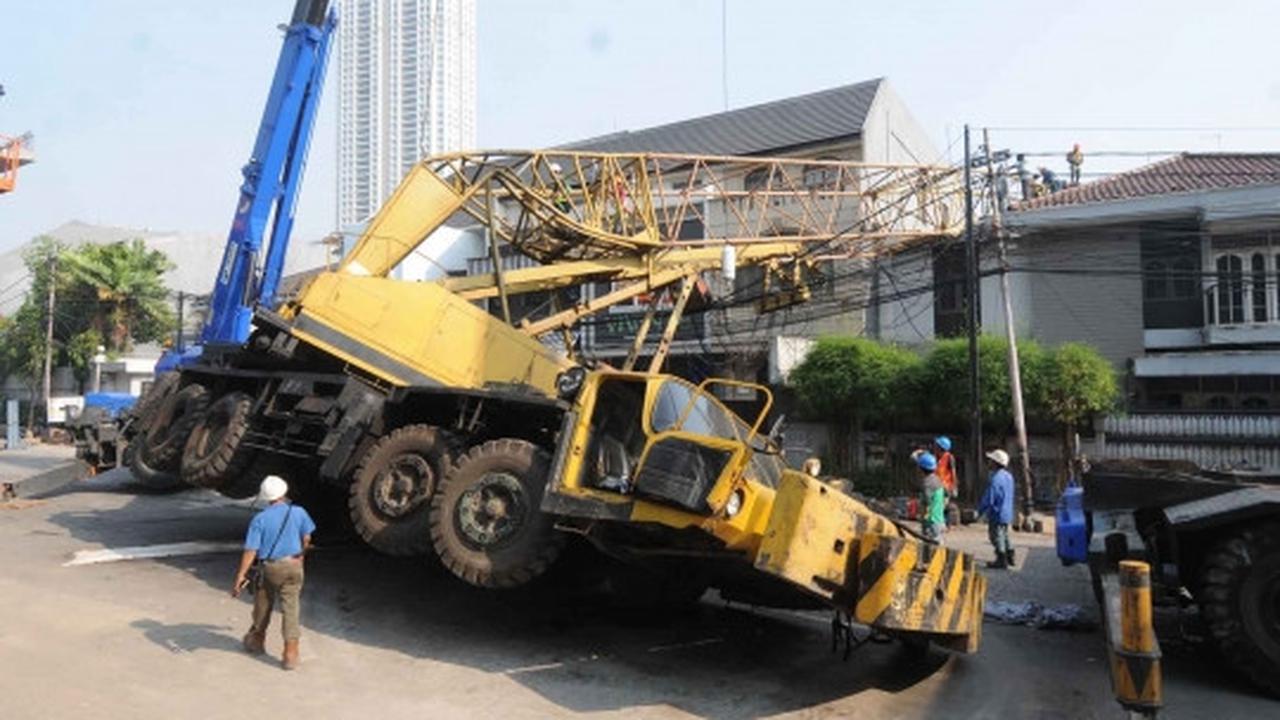 Ini crane proyek JLNT Tendean-Cileduk yang roboh di Kebayoran Baru