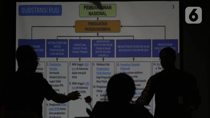 Dirjen Bea Cukai Heru Pambudi (kiri) memaparkan empat pilar omnibus law, Jakarta, Selasa (11/2/2020). Dirjen Pajak Suryo Utomo juga mengatakan upaya memperkuat perekonomian menjadi salah satu alasan utama pemerintah melakukan terobosan kebijakan dalam bentuk omnibus law. (Liputan6.com/Angga Yuniar)