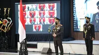 Kapolri Jenderal Listyo Sigit menyematkan penganugerahan tanda kehormatan Bintang Bhayangkara Pratama di Rupatama Mabes Polri, Jakarta Selatan, Kamis (30/12/2021). (Ist)