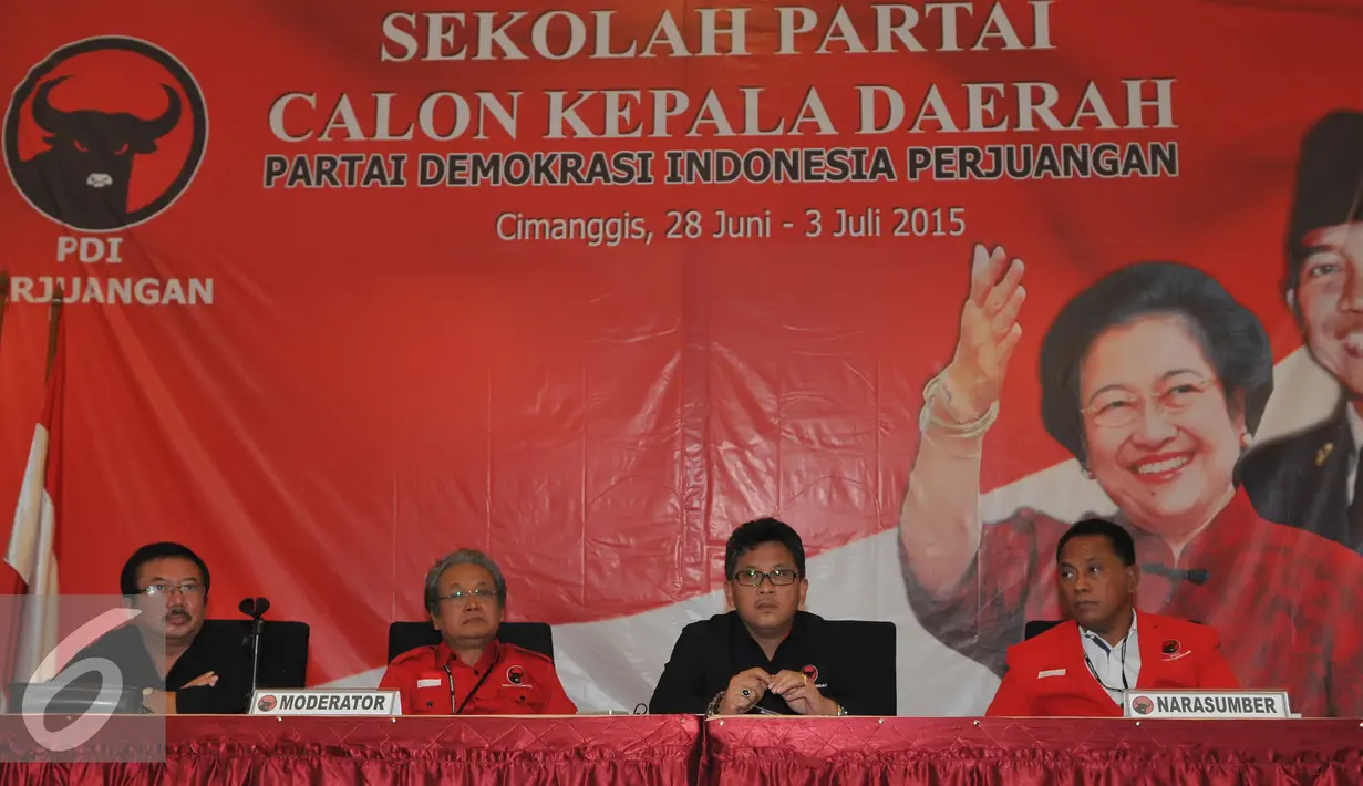 Sekjen PDIP, Hasto Kristianto (kedua kanan) mengikuti acara penutupan sekolah khusus calon kepala daerah, Jawa Barat, Jumat (3/7/2015). Sekolah partai berlangsung sejak 28 Juni hingga 3 Juli 2015 dihadiri 114 orang calon. (Liputan6.com/Herman Zakharia)