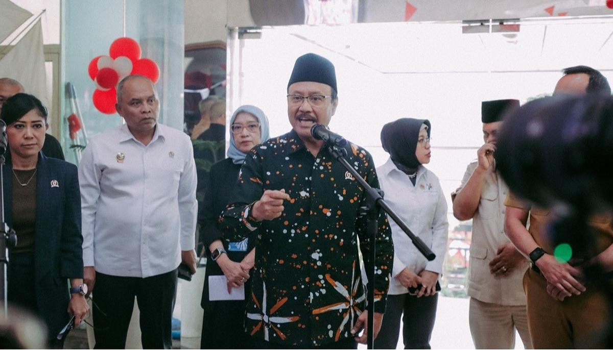 Gus Ipul usai menghadiri Rapat Pleno Perdana Komite Percepatan Transformasi Digital Pemerintah di Kantor DEN