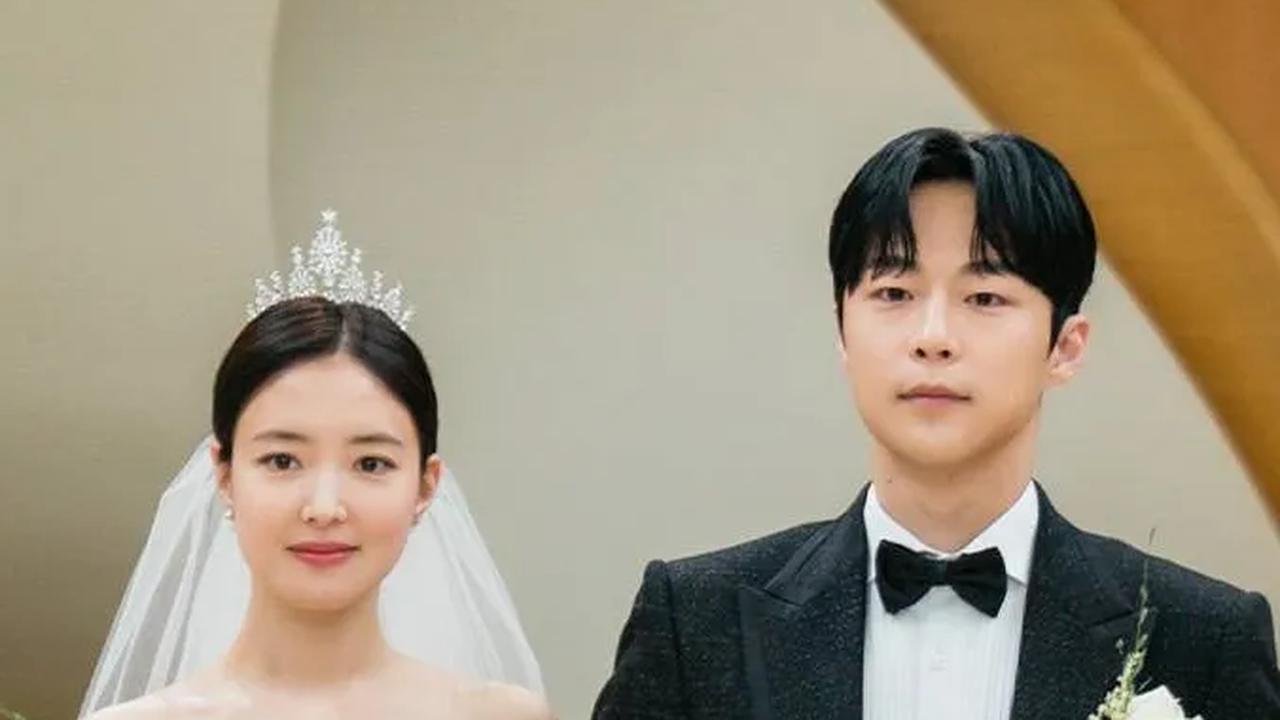 Dibintangi oleh Lee Se Young dan Bae In Hyuk, drama ini menawarkan kisah romantis fantastis tentang pernikahan kontrak di era modern.