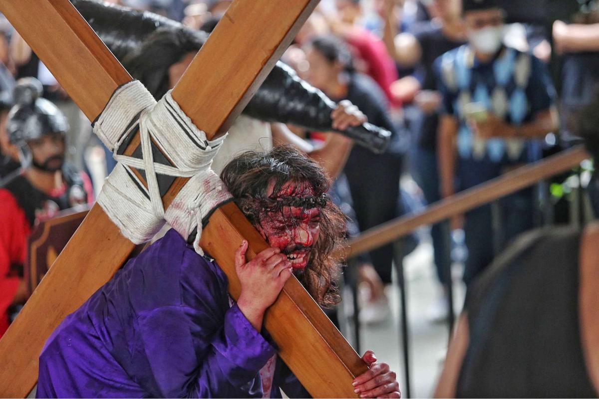 Drama penyaliban Yesus Kristus selama peringatan Jumat Agung