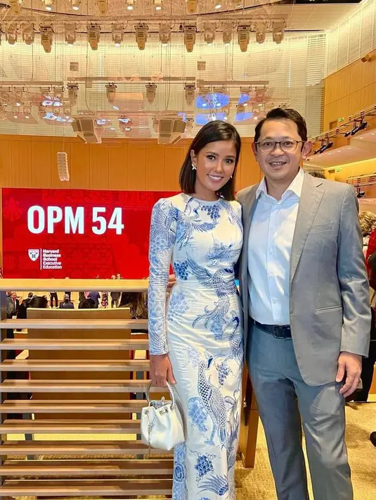 Suaminya menghabiskan waktu 6 tahun menyelesaikan kuliah bisnis di universitas ternama dunia itu. (Instagram/titiradjopadmaja).
