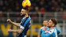 Gelandang Inter Milan, Marcelo Brozovic berebut bola dengan pemain Napoli, Dries Mertens pada leg pertama semifinal Coppa Italia di Stadion Giuseppe Meazza, Rabu (12/2/2020). Inter Milan  menyerah dari tamu, Napoli, dengan skor 0-1 akibat gol tunggal Fabian Ruiz. (AP/Antonio Calanni)