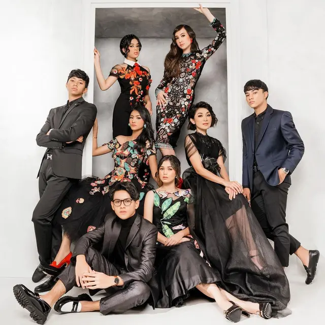 Para cast Dari Jendela SMP kompak gunakan outfit hitam