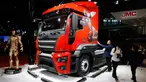 Pekerja membersihkan sebuah truk dari produsen mobil China JMC sebelum pameran Auto Shanghai 2017 di National Exhibition and Convention Center di Shanghai, China (19/4). Pameran mobil ini yang terbesar di China. (AP Photo/Ng Han Guan)