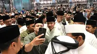 Momen Wapres Gibran Sapa Jemaah Usai Salat Idul Adha di Masjid Istiqlal