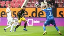 Kiper Augsburg, Rafal Gikiewicz, menangkap bola saat melawan  Borussia Dortmund pada laga Bundesliga, Minggu (27/9/2020). Augsburg menang dengan skor 2-0. (Matthias Balk/dpa via AP)