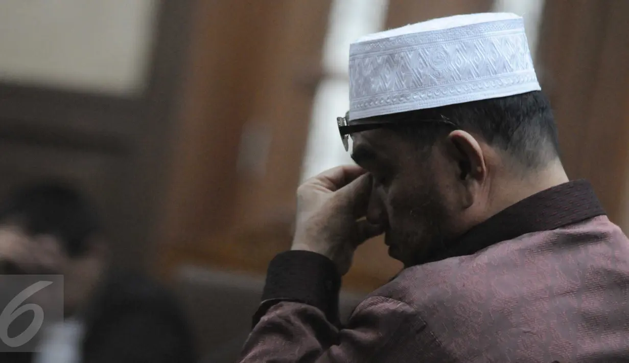 Bekas Wakil Ketua Dewan Perwakilan Daerah Sumatera Utara, Kamaluddin Harahap saat menjalani sidang putusan di pengadilan Tipikor, Jakarta,Rabu (8/6). Ia dijatuhi pidana penjara 4 tahun 8 bulan oleh majelis hakim. (Liputan6.com/Helmi Afandi)