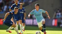 Gelandang Manchester City, Phil Foden (kanan), beraksi saat melawan Chelsea pada Community Shield 2018, di Wembley, London, Minggu (5/8/2018). (AFP/Glyn Kirk)
