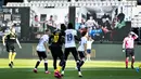 Suasana pertandingan AGF Aarhus melawan Randers FC pada laga Liga Denmark di Stadion Ceres Park (28/5/2020). Liga Denmark menghadirkan penonton virtual di stadion dengan aplikasi video Conference. (AP/Ritzau Scanpix - Henning Bagger)