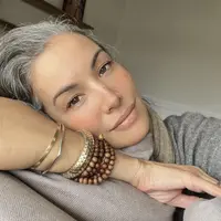 Berusia 47 tahun, Nadya Hutagalung tak ragu memerlihatkan rambut yang kini sudah berubah. Justru ia tampil begitu memesona, bagaimana tampilannya? Yuk simak. @nadyahutagalung