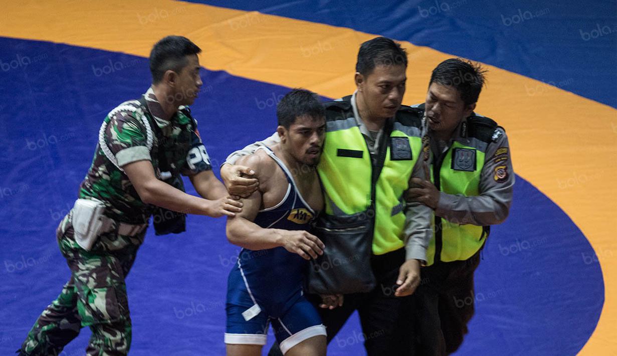 Kericuhan di arena gulat pda PON XIX sudah terjadi berulang kali. (Bola.com/Vitalis Yogi Trisna)
