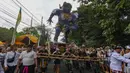 Umat Hindu mengarak ogoh-ogoh usai  upacara Tawur Agung Kesanga di Pura Amerta Jati, Cinere, Jakarta Selatan, Jumat (28/3/2025). (merdeka.com/Arie Basuki)