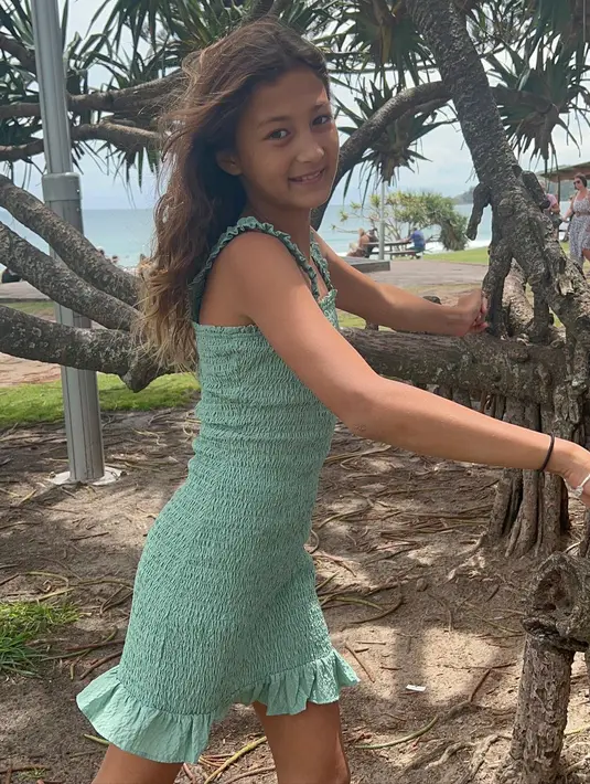 Liburan di New South Wales, Ayanna tampil simple dengan mini dress berwarna mint [@indahkalalo]