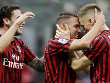Para pemain AC Milan merayakan gol yang dicetak oleh Ismael Bennacer ke gawang Bologna pada laga Serie A di Stadion San Siro, Sabtu (18/7/2020). AC Milan menang dengan 5-1 atas Bologna. (AP/Luca Bruno)
