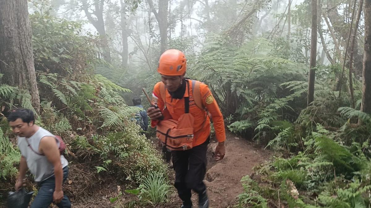 Tim SAR melakukan pencarian dua pendaki dilaporkan tersesat saat turun dari Gunung Agung, Kabupaten Karangasem, Bali, Rabu (9/9). (Foto Humas Basarnas Bali).