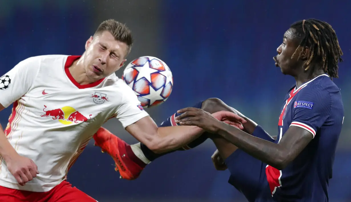 Pemain Paris Saint-Germain Moise Kean (kanan) berebut bola dengan pemain RB Leipzig Willi Orban pada pertandingan Grup H Liga Champions di RB Arena, Leipzig, Jerman, Rabu (4/11/2020). RB Leipzig menang 2-1. (AP Photo/Michael Sohn)