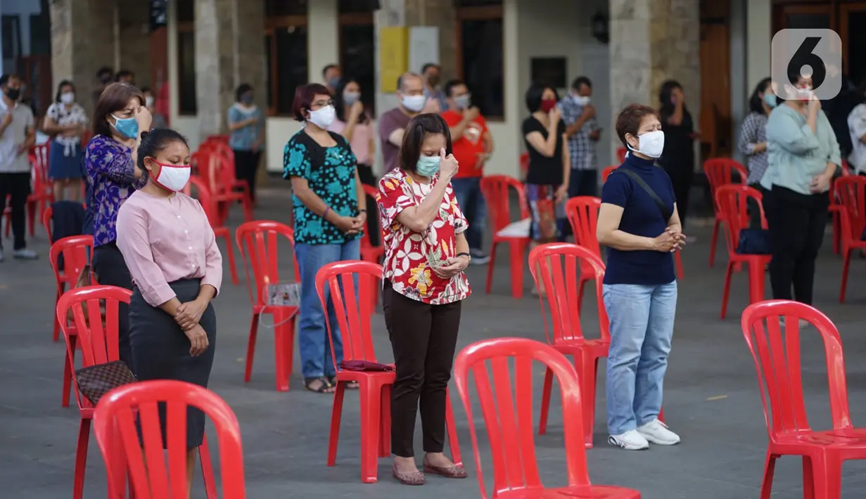 Umat Katolik melaksanakan ibadah misa dengan menjaga jarak di Gereja Katedral Jakarta, Minggu (12/7/2020). Gereja Katedral Jakarta kembali menggelar misa bagi umat Katolik dengan menerapkan protokol kesehatan untuk mencegah penularan Covid-19. (Liputan6.com/Immanuel Antonius)