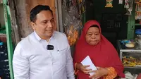 Tim kuasa hukum Miftah Maulana, Herdiyan Saksono, memberikan sejumlah uang tunai untuk Sariah istri pertama Pak Tarno. (Dok. Via M. Altaf Jauhar)