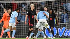 Para pemain Celta Vigo merayakan gol kedua mereka selama pertandingan sepak bola Liga Spanyol melawan FC Barcelona di stadion Balaidos, Vigo pada Sabtu 23 November 2024 waktu setempat atau Minggu 24 November 2024 dini hari Waktu Indonesia Barat. (MIGUEL RIOPA/AFP)