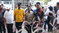 Menteri Sosial, Agus Gumiwang Kartasasmita (kaus kuning) bersama penyandang disabilitas dan Ketua Inapgoc, Raja Sapta Oktohari saat mengecek kesiapan venue Asian Para Games 2018 di Jakarta, Jumat (28/9). (Liputan6.com/Helmi Fithriansyah)