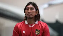 Legenda Timnas Indonesia, Budi Sudarsono saat Trophy Tour Piala AFF 2022 yang berlangsung di Lippo Mall Puri, Jakarta Barat, Sabtu (26/11/2022). (Bola.com/Bagaskara Lazuardi)