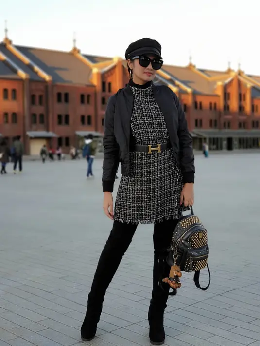 Salah satu aksesoris yang tak pernah ketinggalan Fitri Carlina, yaitu ikat pinggang dari brand ternama, Hermes dan kacamata hitam. (Liputan6.com/IG/@fitricarlina)