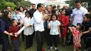 Presiden Joko Widodo berdendang dengan anak-anak pada acara bermain dan berimajinasi bersama anak-anak dari beberapa sekolah di halaman belakang Istana Merdeka, Jakarta, Jumat (20/7). (Liputan6.com/Angga Yuniar)