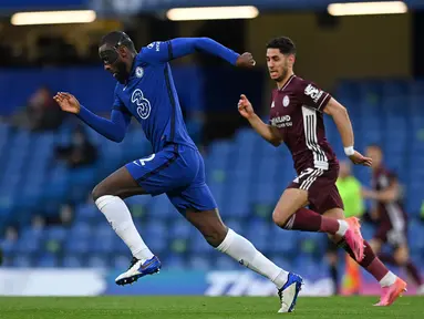 Antonio Rudiger dipercaya kembali sebagai bek tengah Chelsea saat ditukangi Thomas Tuchel. Ditempatkan di sisi tengah bagian kiri, Rudiger mampu tampil solid dengan kemampuan tekel dan duel udaranya. Selain itu, ia juga memiliki kemampuan lari yang cepat. (AFP/Glyn Kirk)