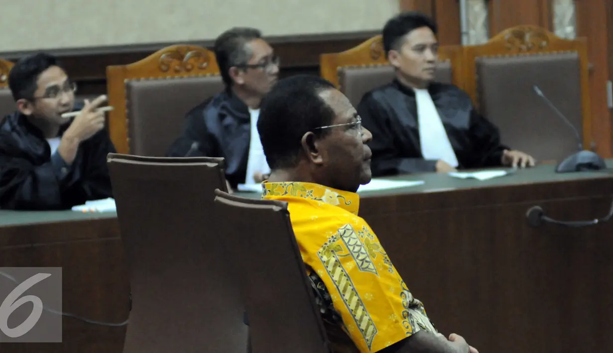 Barnabas Suebu saat menjalani sidang vonis di Pengadilan Tipikor Jakarta, Kamis (19/11/2015). Mantan Gubernur Papua itu di Vonis 4 tahun 6 bulan penjara dengan denda Rp300 juta oleh Hakim Tipikor. (Liputan6.com/Helmi Afandi)