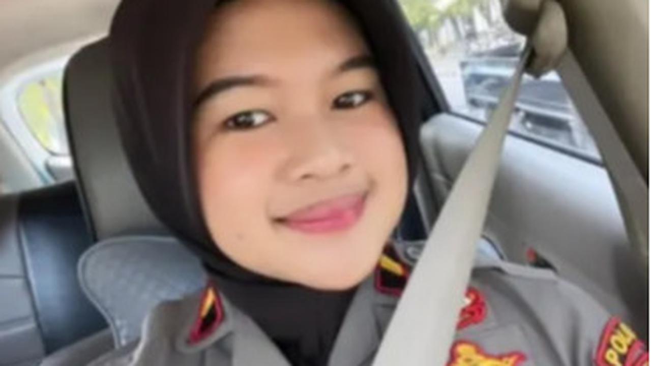 Baik saat bertugas sebagai anggota Korps Bhayangkara maupun di kala bersantai hingga mengikuti acara tertentu, seperti halnya turut dalam kajian. <br>