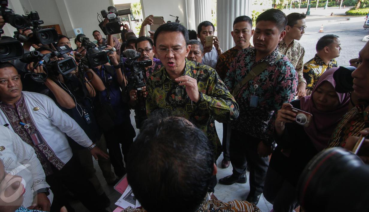 Gubernur DKI Basuki T Purnama atau Ahok menerima pengaduan masyarakat di Balai Kota Jakarta, Kamis (20/4). Hari pertama setelah pemungutan suara Pilkada DKI, Ahok tetap ke Balai Kota untuk mendengarkan aduan warga. (Liputan6.com/Faizal Fanani)