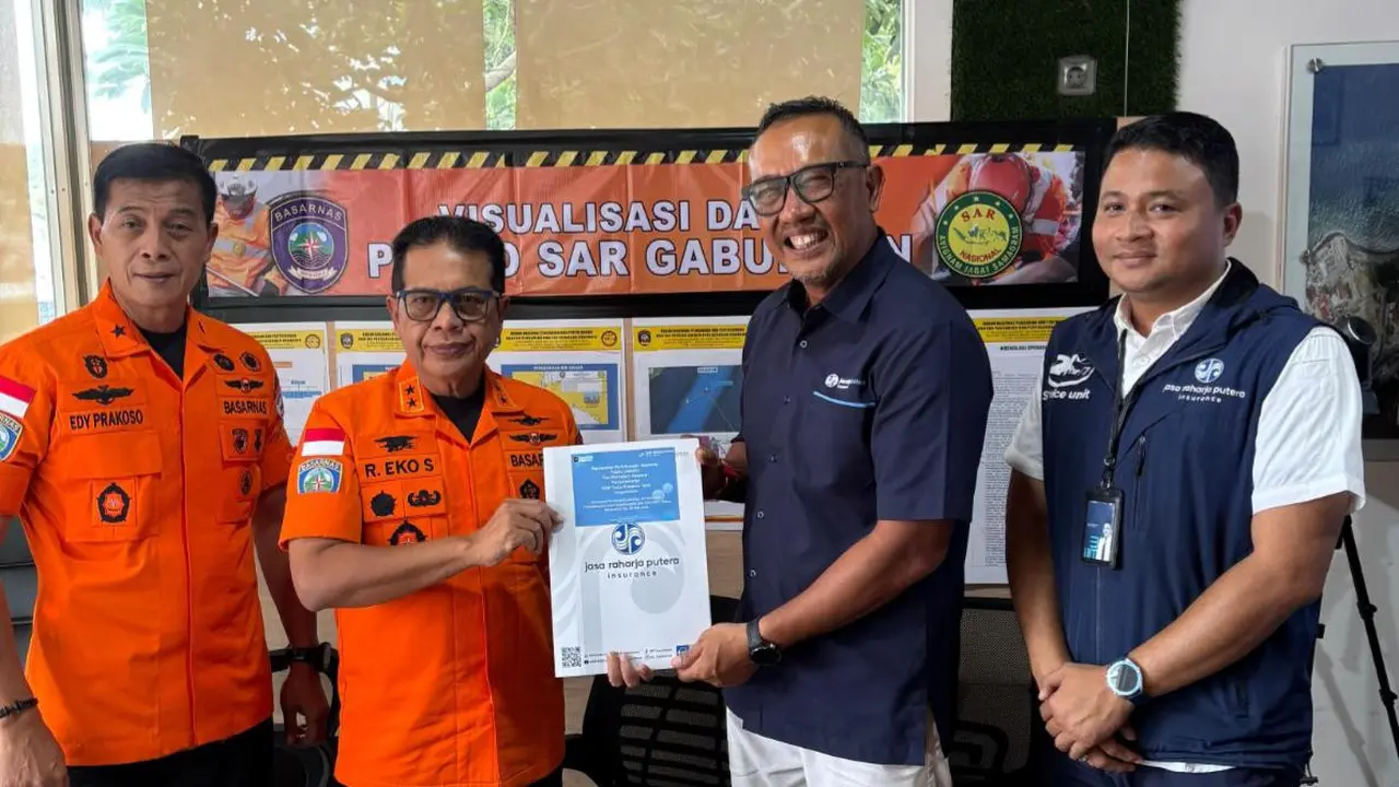 PT Jasaraharja Putera (JRP Insurance) secara simbolis menyerahkan komitmen perlindungan asuransi kecelakaan diri kepada tim penyelam yang bertugas dalam operasi pencarian korban KMP Tunu Pratama Jaya pada 7 Juli 2025 (Istimewa)
