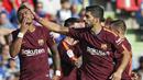 Gelandang Barcelona, Paulinho, melakukan selebrasi bersama Luis Suarez, usai mencetak gol ke gawang Getafe pada laga La Liga di Stadion Alfonso Perez, Sabtu (16/9/2017). Barcelona menang 2-1 atas Getafe. (AP/Francisco Seco)