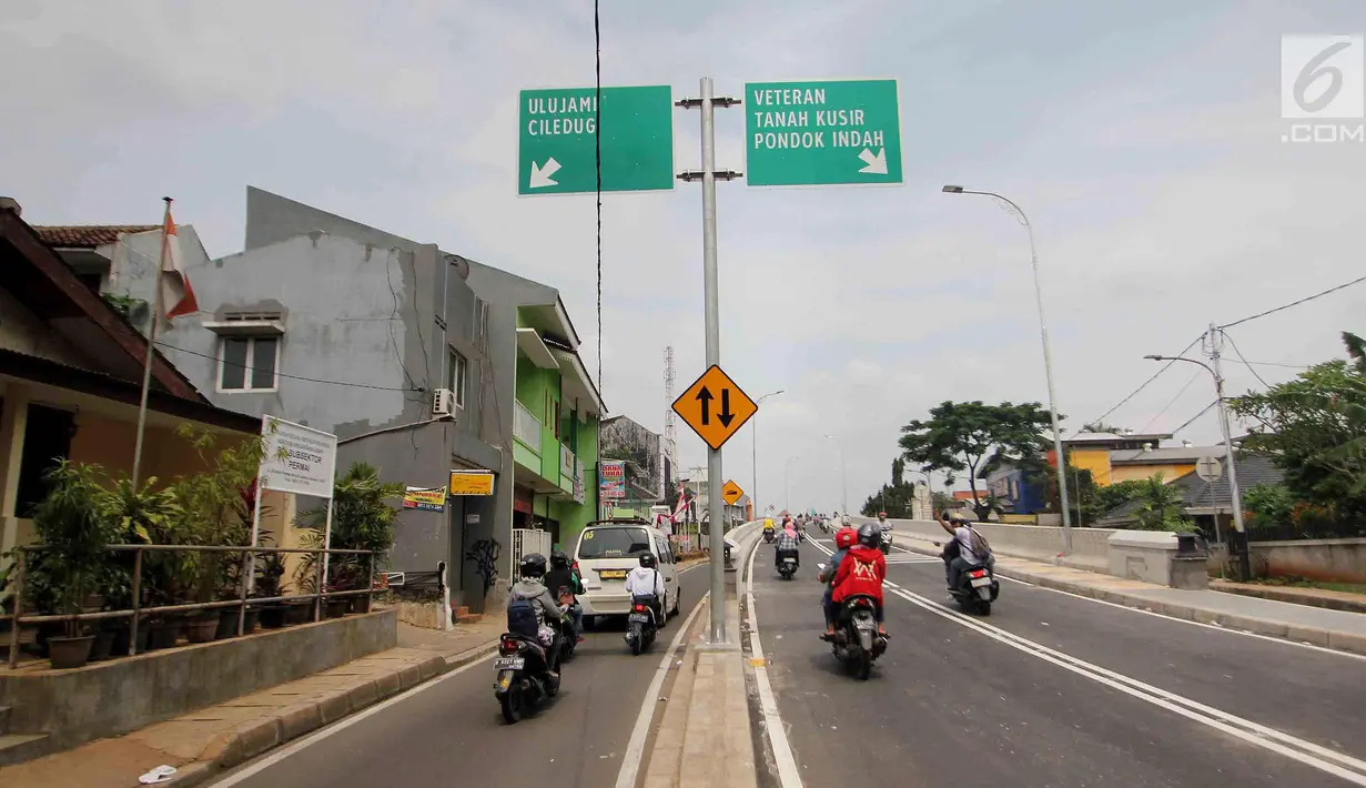 Sejumlah kendaraan melintas di Flyover Bintaro, Jakarta, Selasa (6/3). Mulai hari ini Pemprov DKI Jakarta melakukan uji coba pengoperasian Flyover Bintaro yang dibangun sejak 2017. (Liputan6.com/Johan Tallo)