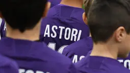 Anak-anak mengenakan seragam Fiorentina dengan nama Astori jelang pertandingan Fiorentina vs Benevento di stadion Artemio Franchi di Florence (11/3). Mereka mengenakan seragam tersebut untuk mengenang Davide Astori.  (AFP Photo/Claudio Giovannini)