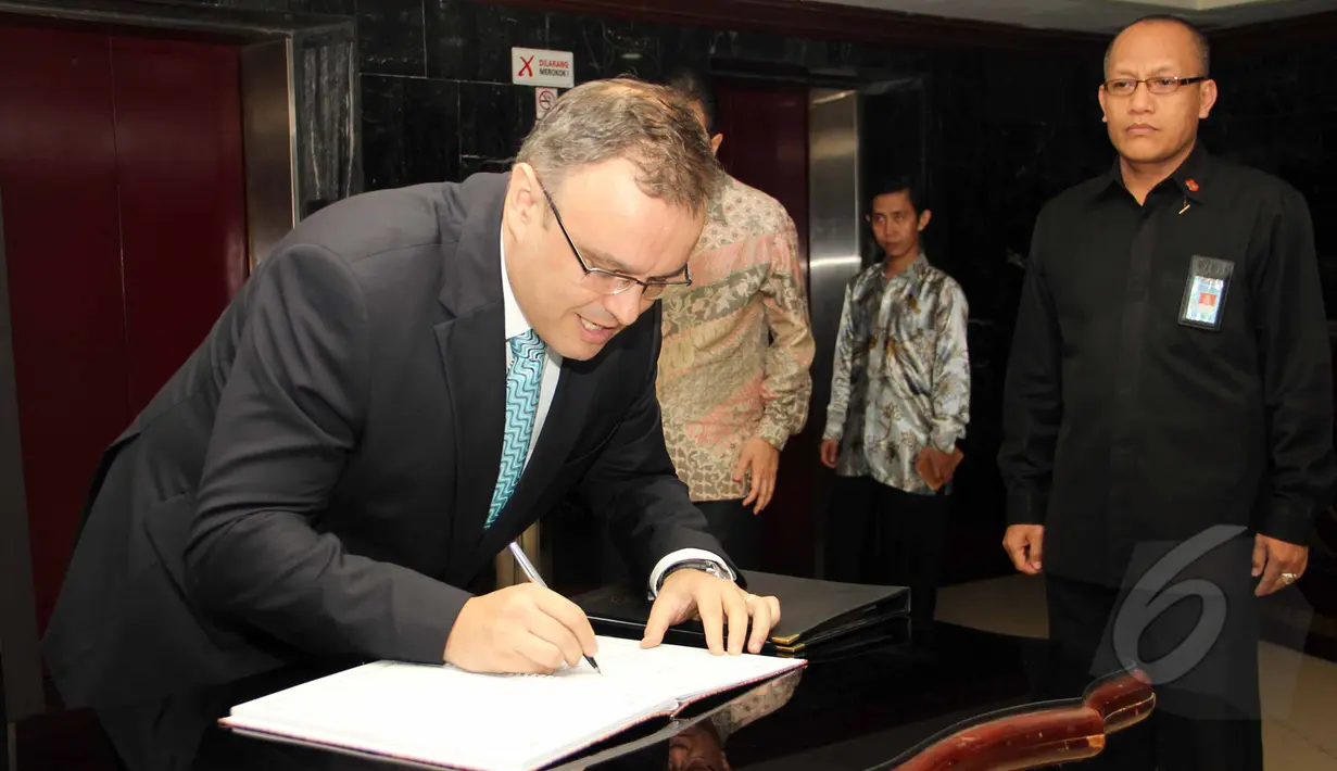 Dubes Slovakia untuk Indonesia YM Michal Slivovic saat berkunjung ke ruang Pimpinan MPR untuk bertemu Zulkifli Hasan , Jakarta , Rabu (1/4/2015). Pertemuan tersebut membahas kerja sama bilateral antara Indonesia dan Slovakia. (Liputan6.com/Helmi Afandi)