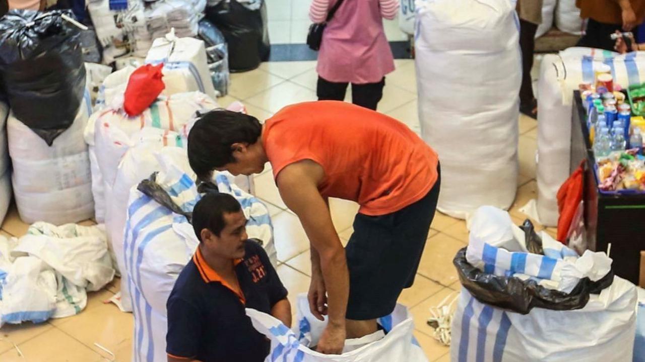 Para pedagang tekstil di sejumlah pasar di Jakarta juga melaporkan adanya peningkatan penjualan. Foto: Liputan6.com / Angga Yuniar<br>